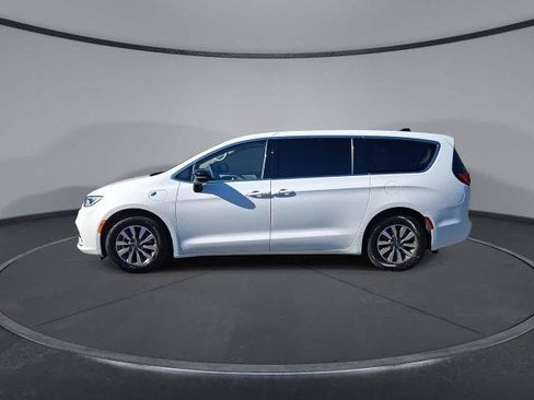 Used 2024 Chrysler Pacifica Limited FWD image 5