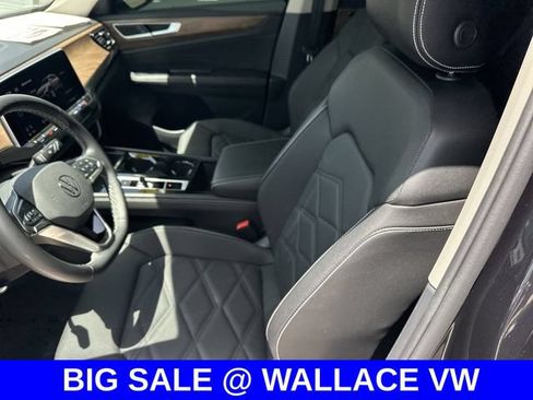 Used 2025 Volkswagen Atlas SE w/ Panoramic Sunroof Package FWD image 15
