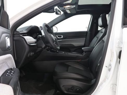 Used 2025 Jeep Compass Latitude w/ Sun & Sound Group AWD/4WD image 16