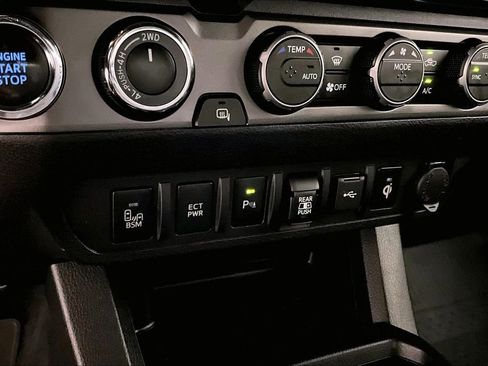 Used 2022 Toyota Tacoma TRD Off-Road w/ TRD Premium Off Road Package AWD/4WD image 17