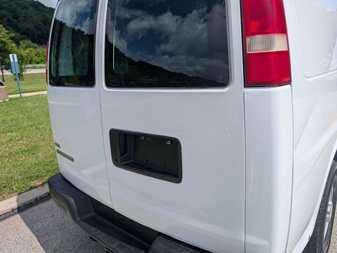 Used 2011 Chevrolet Express 3500 Extended RWD image 28