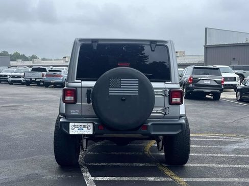 Used 2018 Jeep Wrangler Unlimited Sahara w/ Dual Top Group AWD/4WD image 5