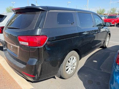 Used 2017 Kia Sedona L FWD image 4