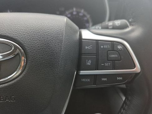 Used 2023 Toyota Highlander XLE AWD/4WD image 32