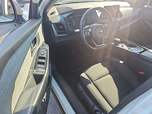 Used 2023 Nissan Rogue S image 6