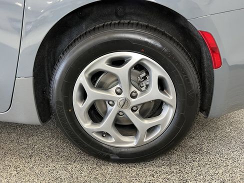 Used 2023 Chrysler Pacifica Limited image 24