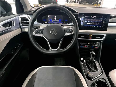 Used 2025 Volkswagen Taos SE AWD/4WD image 16