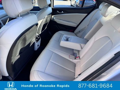 Used 2024 Genesis G70 2.5T image 31