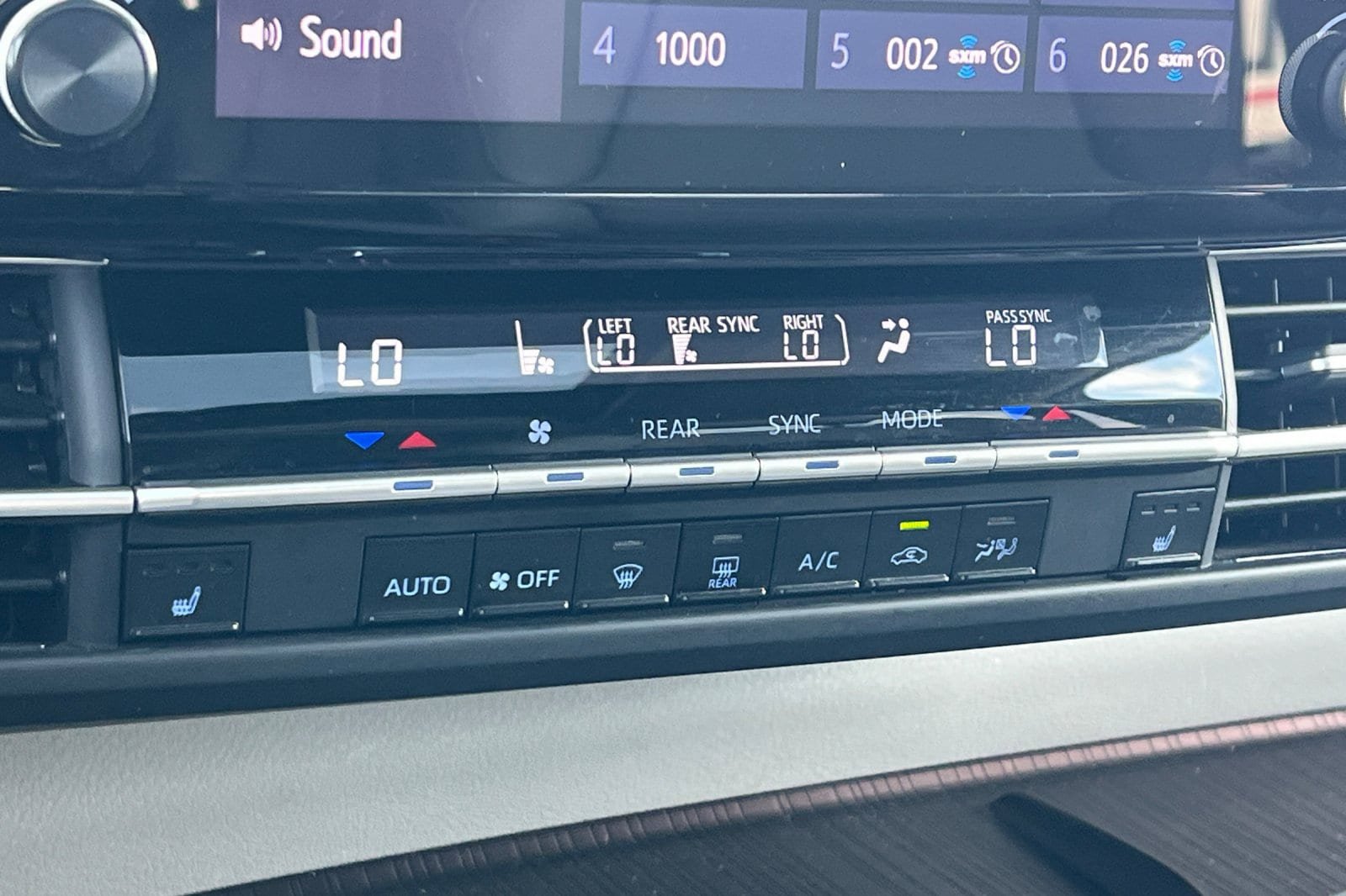 Used 2024 Toyota Sienna XLE FWD image 21