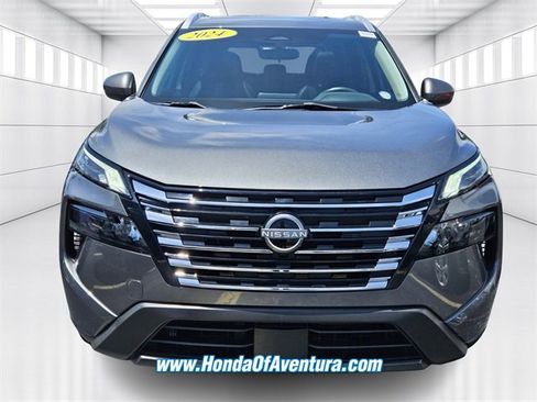 Used 2024 Nissan Rogue SV w/ SV Premium Package image 5