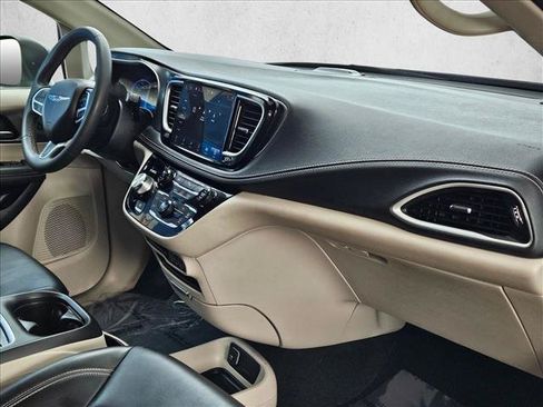 Used 2023 Chrysler Pacifica Touring-L FWD image 22