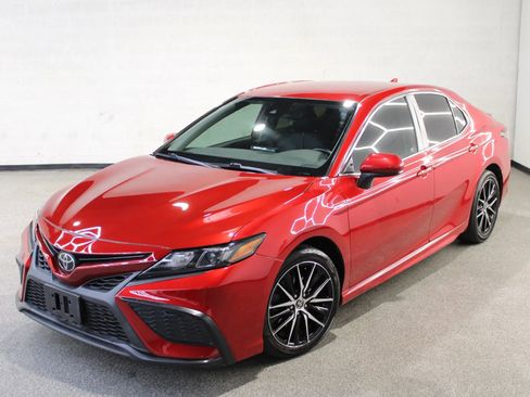 Used 2021 Toyota Camry SE FWD image 1