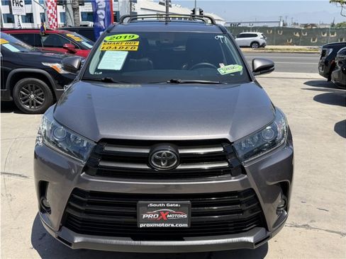 Used 2019 Toyota Highlander SE FWD image 9