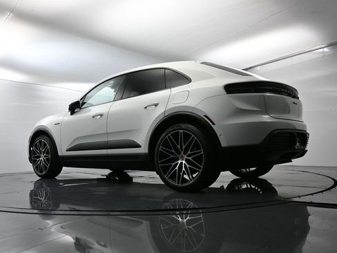 Used 2025 Porsche Macan Electric image 43