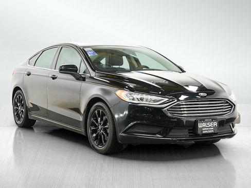 Used 2017 Ford Fusion SE w/ Fusion SE Technology Package FWD image 7