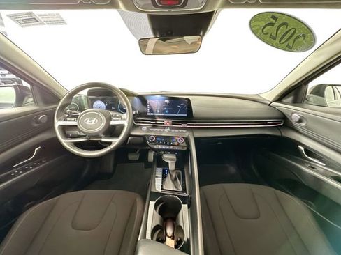 Used 2025 Hyundai Elantra SEL image 3