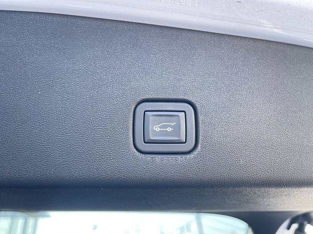 Used 2025 Cadillac Optiq Luxury 2 w/ LPO, Floor Liner Package AWD/4WD image 6