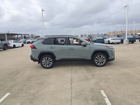 Used 2022 Toyota RAV4 XLE Premium image 8