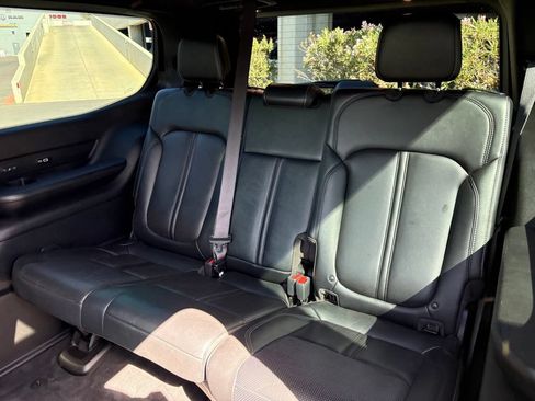 Used 2022 Jeep Wagoneer Series III w/ Premium Group I AWD/4WD image 12