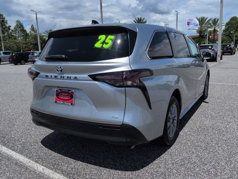 Certified 2025 Toyota Sienna LE FWD image 4