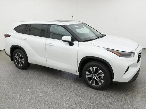 New 2026 Toyota Highlander XLE image 12