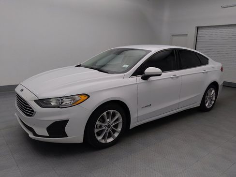 Used 2019 Ford Fusion SE FWD image 2