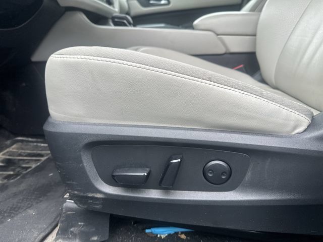Used 2023 Nissan Pathfinder SL AWD/4WD image 16