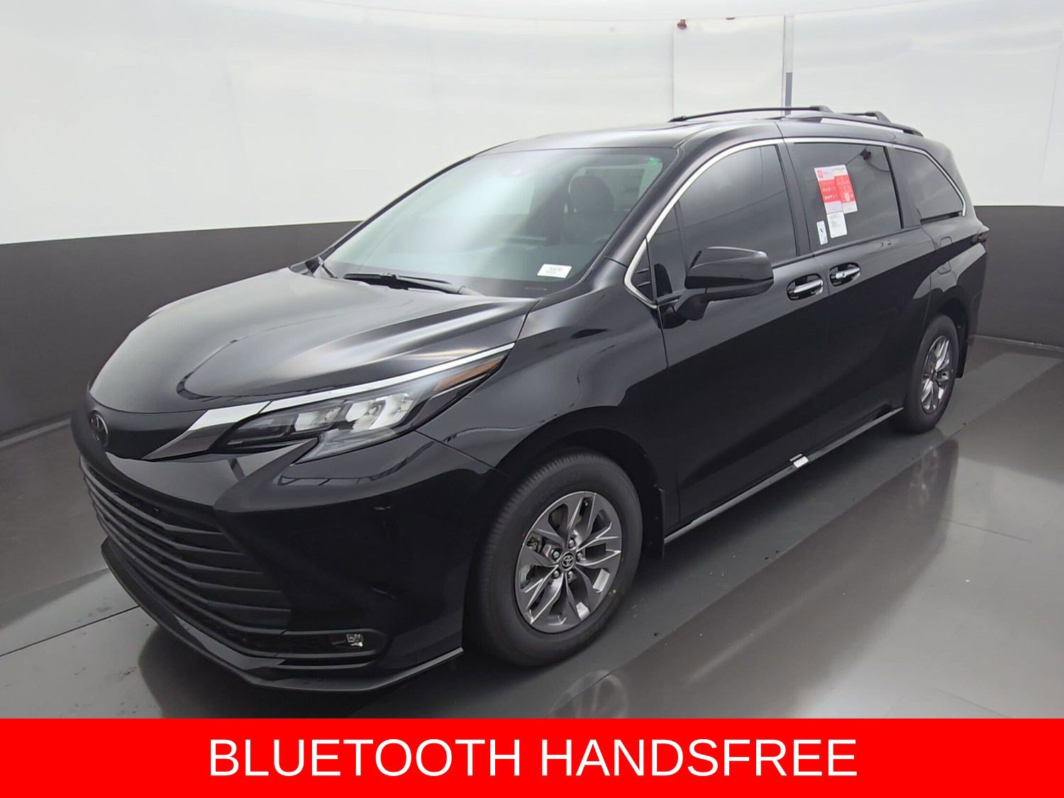New 2026 Toyota Sienna XLE FWD image 3