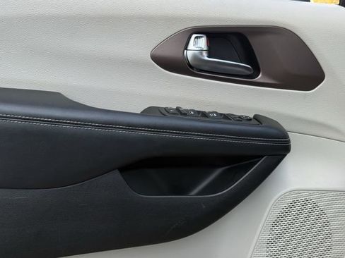 Used 2022 Chrysler Voyager LX image 22