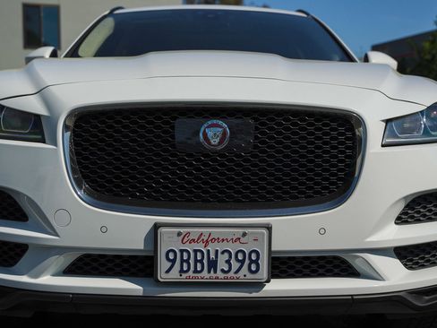 Used 2019 Jaguar F-PACE Premium image 3
