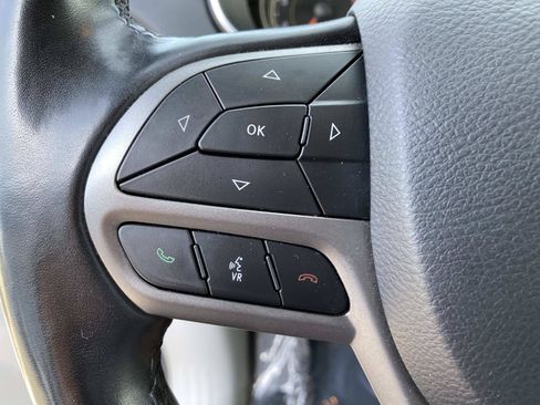 Used 2020 Jeep Cherokee Latitude Plus w/ Comfort/Convenience Group AWD/4WD image 19