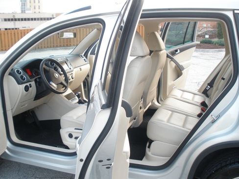Used 2009 Volkswagen Tiguan SE image 24