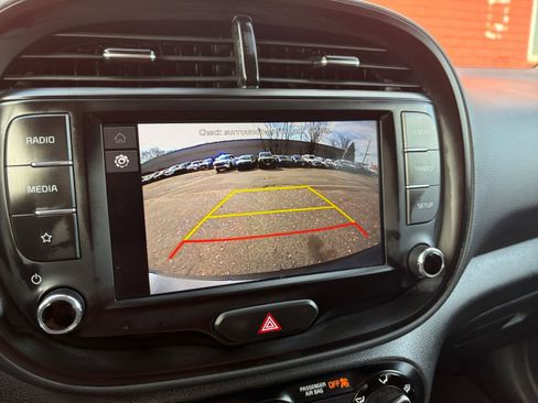 Used 2025 Kia Soul LX w/ LX Technology Package FWD image 22