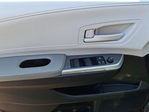 Used 2025 Toyota Sienna LE FWD image 13
