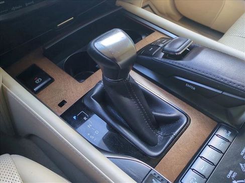 Used 2021 Lexus LX 570 4WD w/ Luxury Package image 12