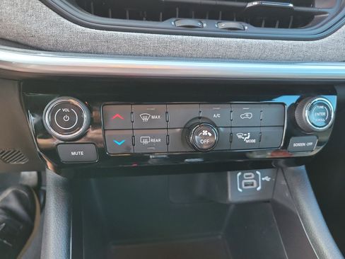 Used 2024 Jeep Compass Latitude image 20