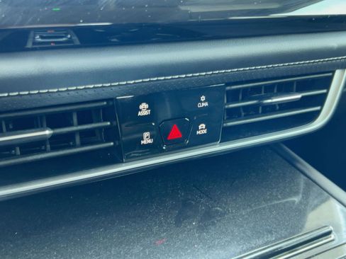 Used 2024 Volkswagen Atlas SE image 27