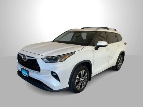 Used 2022 Toyota Highlander XLE AWD/4WD image 1