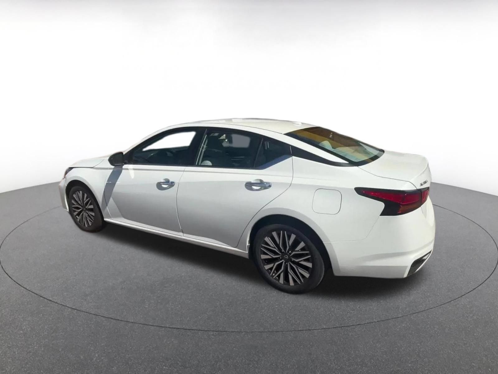 Used 2025 Nissan Altima 2.5 SV FWD image 9