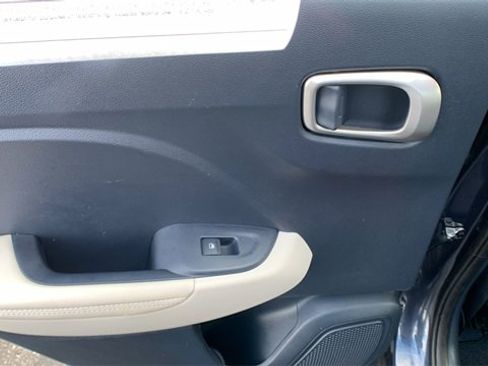 Used 2024 Hyundai Venue Limited image 18