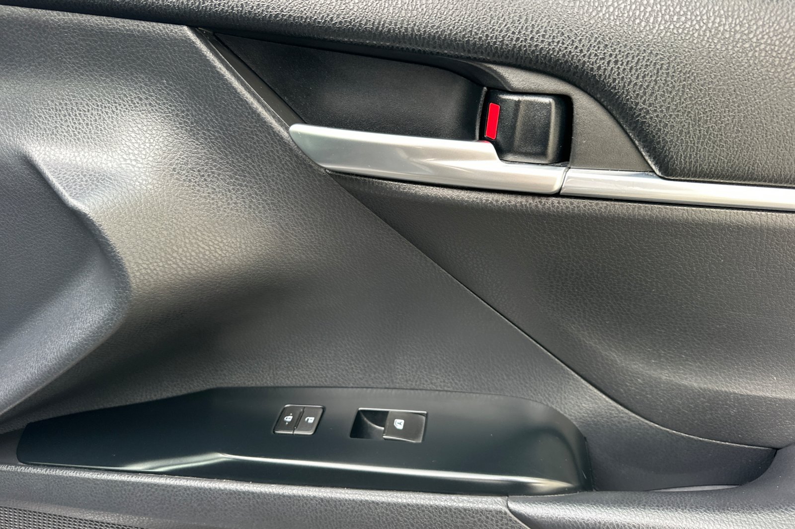 Used 2018 Toyota Camry SE FWD image 21