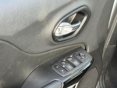 Used 2023 Jeep Cherokee Altitude Lux image 22