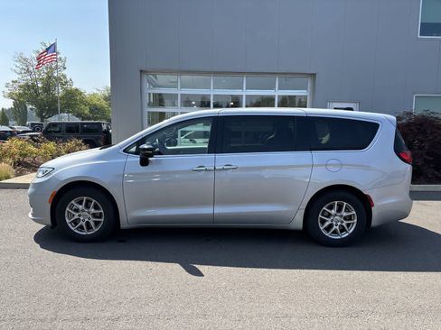 Used 2024 Chrysler Pacifica Touring-L FWD image 2