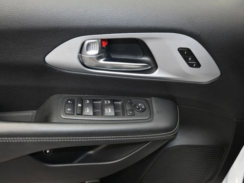 Used 2024 Chrysler Pacifica Limited FWD image 11