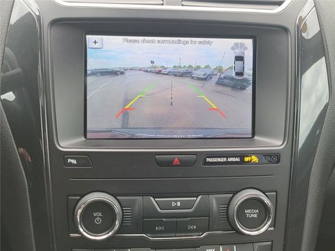 Used 2019 Ford Explorer XLT w/ Equipment Group 202A AWD/4WD image 30