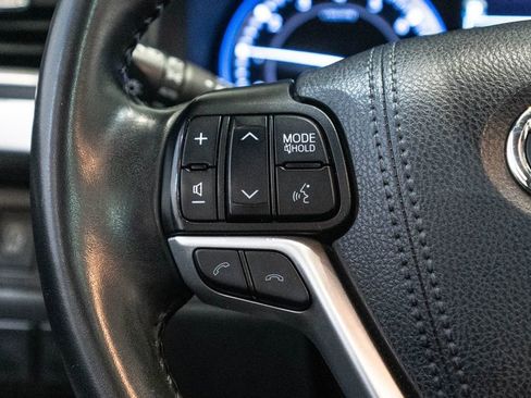 Used 2019 Toyota Highlander XLE AWD/4WD image 18