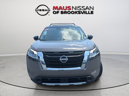 Used 2024 Nissan Pathfinder Platinum FWD image 4