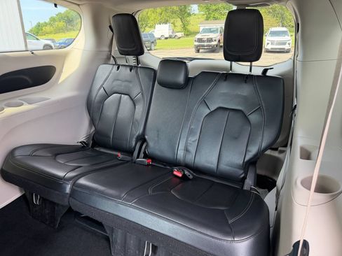 Used 2022 Chrysler Pacifica Touring-L FWD image 33