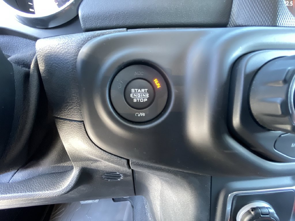 Used 2018 Jeep Wrangler Unlimited Sahara AWD/4WD image 17