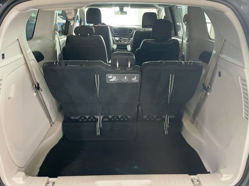 Used 2018 Chrysler Pacifica Touring-L image 8